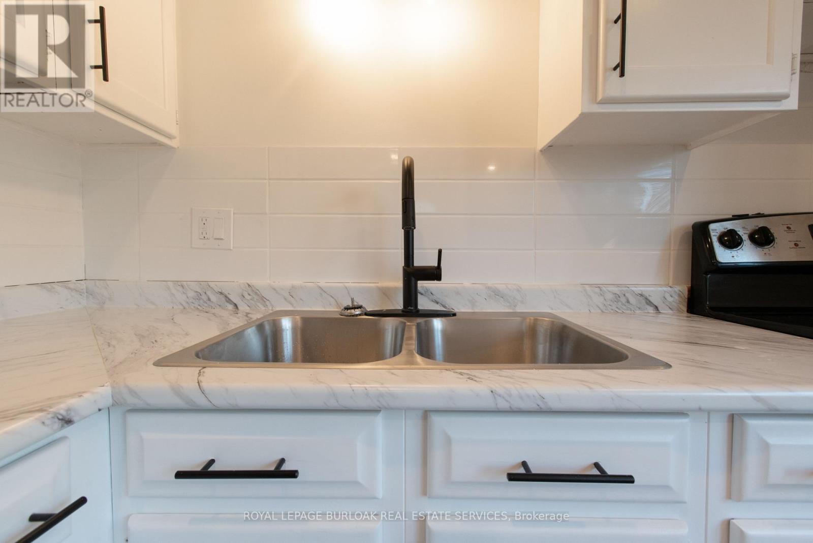 1 - 49 Province Street S, Hamilton, Ontario  L8K 2K7 - Photo 9 - X12814538