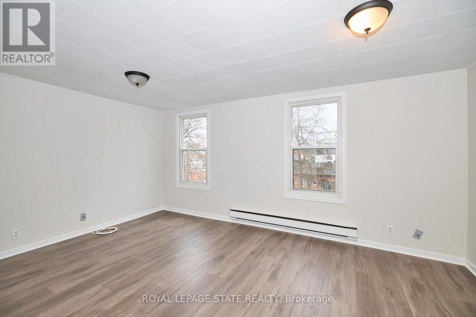 3 - 33 Lock Street, St. Catharines, Ontario  L2N 5B8 - Photo 2 - X12814568