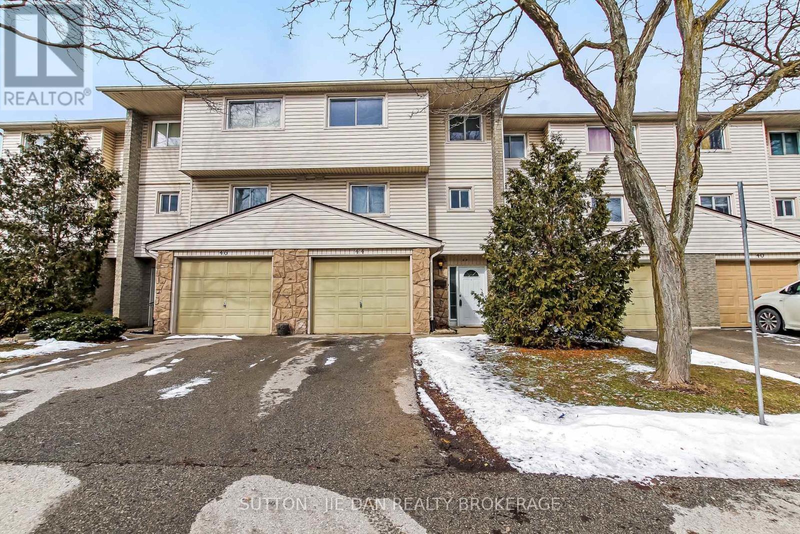 44 - 300 Sandringham Crescent, London South, Ontario  N6C 5B4 - Photo 1 - X12814834