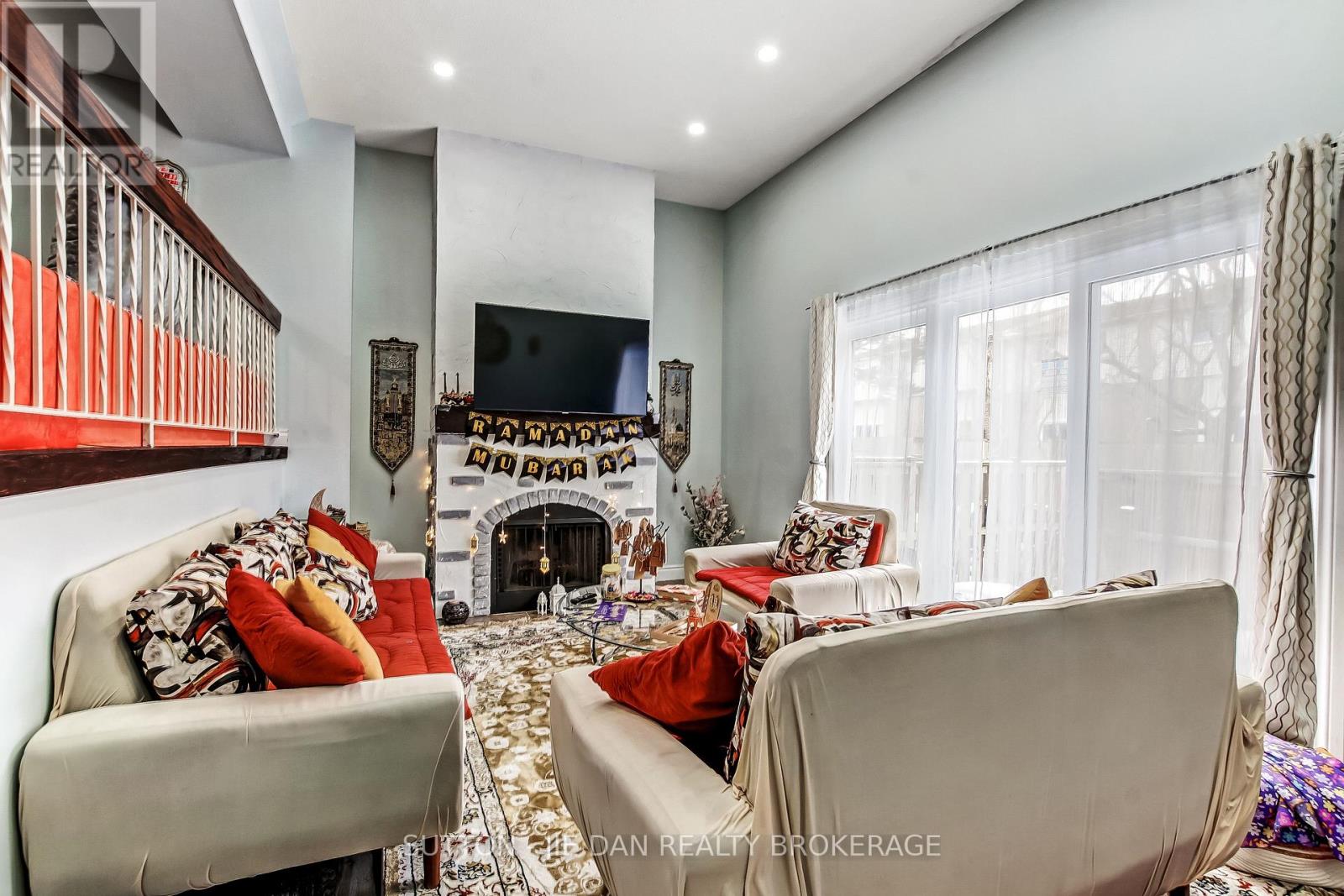 44 - 300 Sandringham Crescent, London South, Ontario  N6C 5B4 - Photo 3 - X12814834