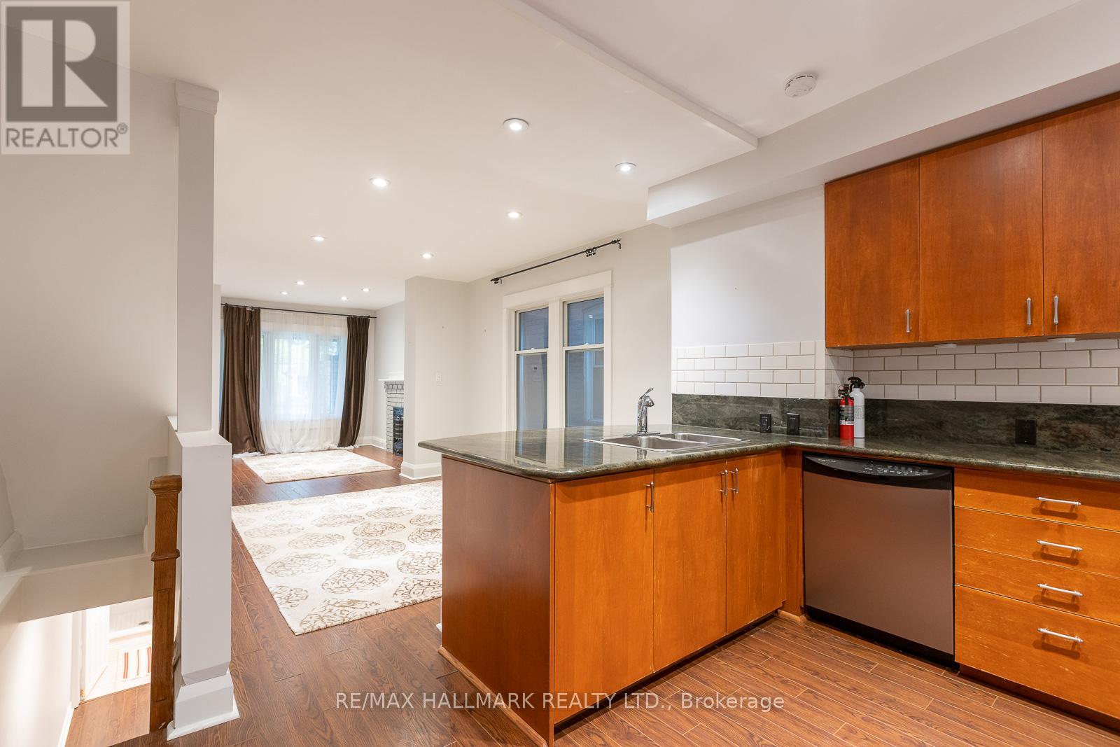 70 Lawlor Avenue, Toronto, Ontario  M4E 3L7 - Photo 13 - E12814814