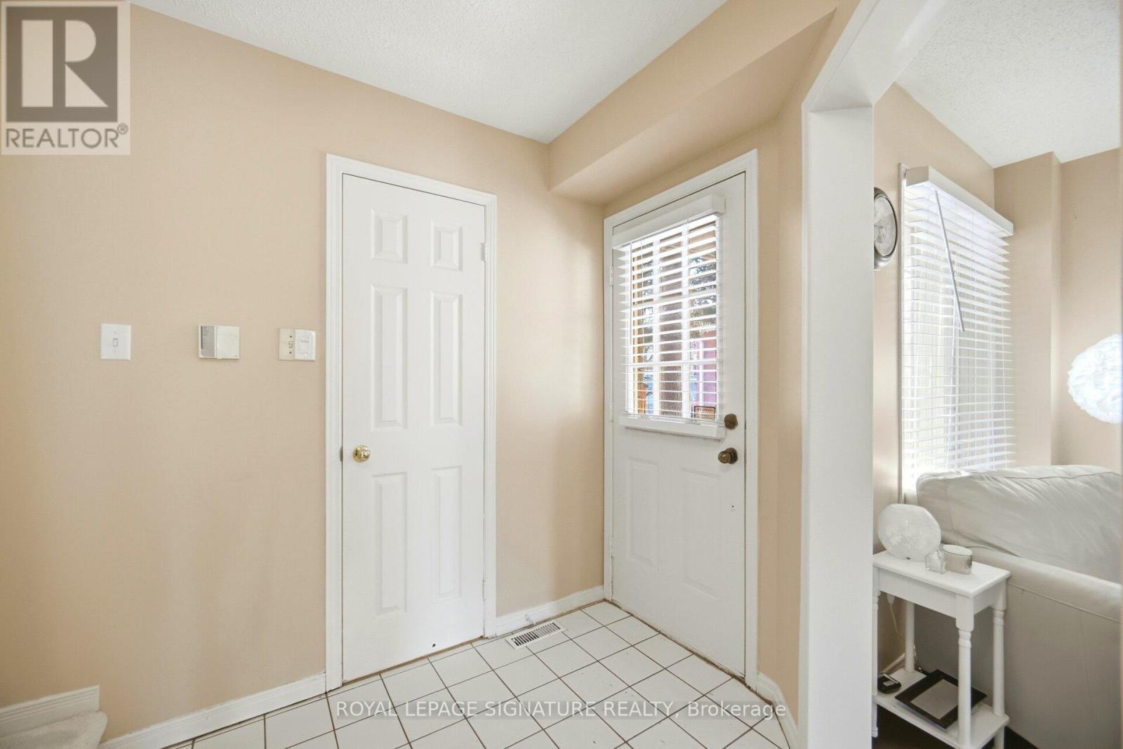 6945 Gracefield Drive, Mississauga, Ontario  L5N 6T9 - Photo 5 - W12814924