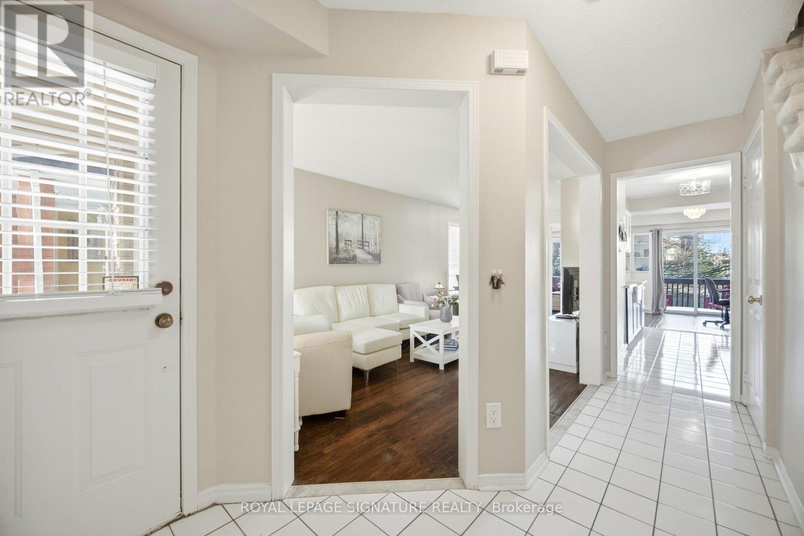 6945 Gracefield Drive, Mississauga, Ontario  L5N 6T9 - Photo 6 - W12814924