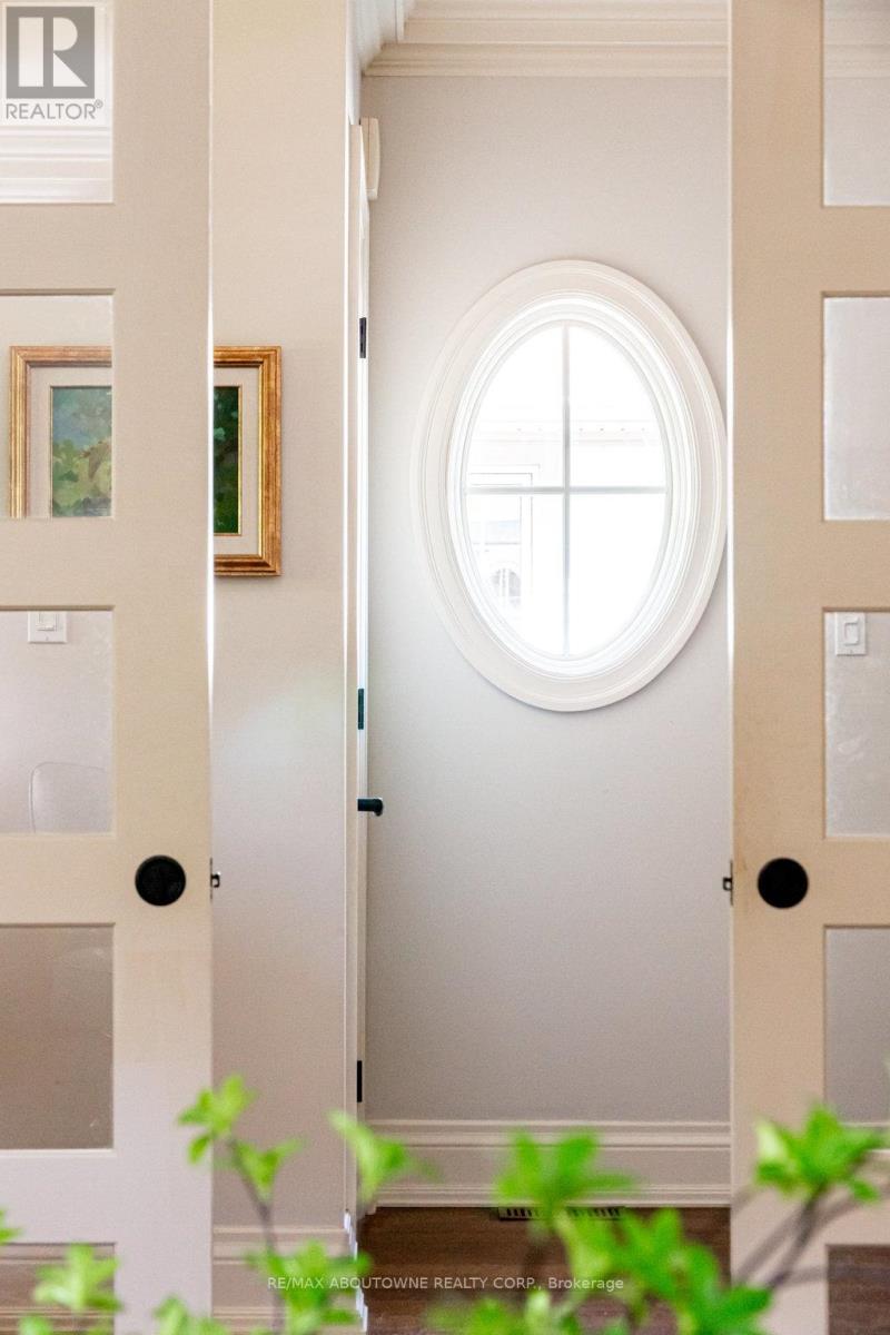 44 Head Street, Oakville, Ontario  L6K 1L5 - Photo 14 - W12379865