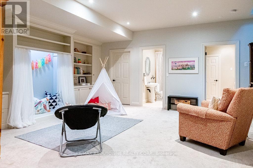 44 Head Street, Oakville, Ontario  L6K 1L5 - Photo 35 - W12379865