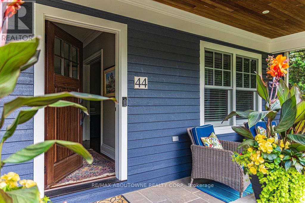 44 Head Street, Oakville, Ontario  L6K 1L5 - Photo 7 - W12379865