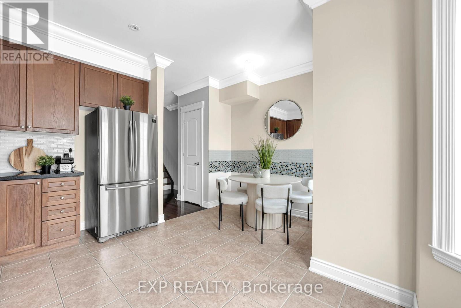 142 Hall Street, Richmond Hill, Ontario  L4C 4N8 - Photo 5 - N12815186