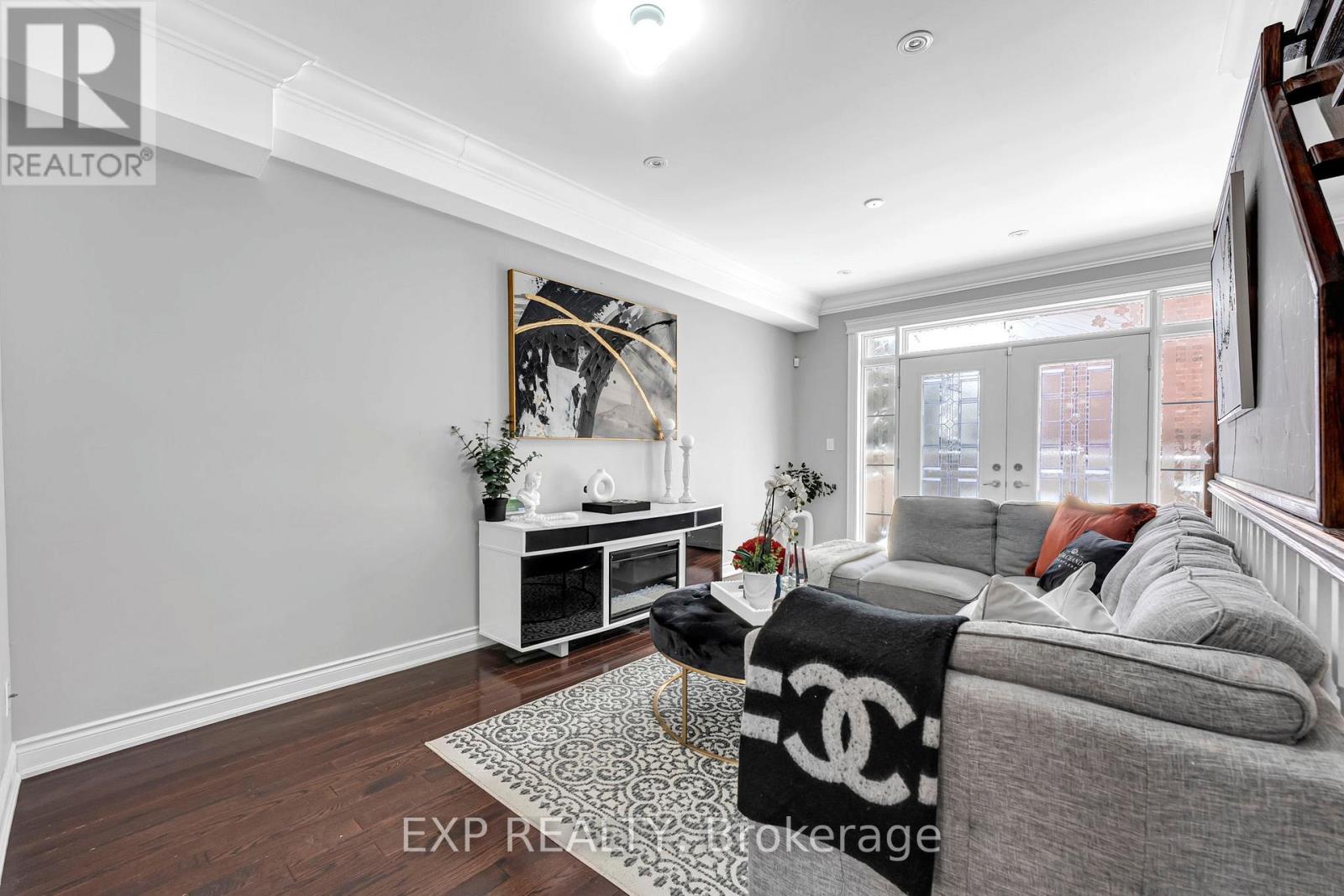 142 Hall Street, Richmond Hill, Ontario  L4C 4N8 - Photo 6 - N12815186