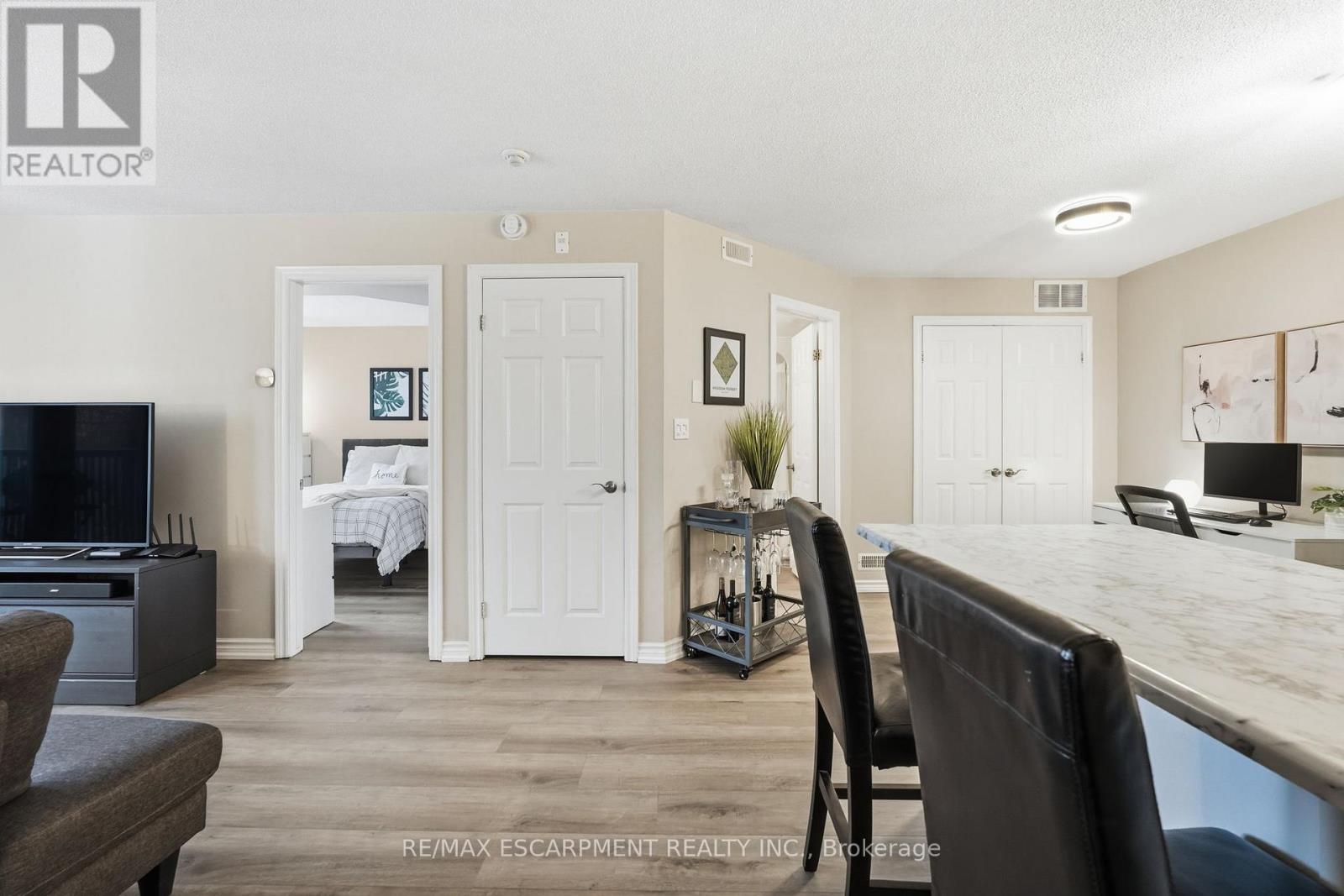 315 - 2040 Cleaver Avenue, Burlington, Ontario  L7M 4C4 - Photo 4 - W12815026