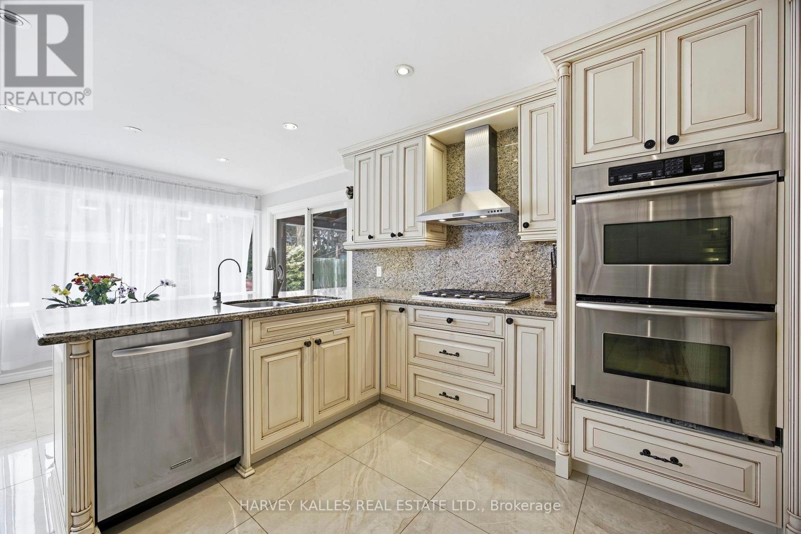 682 Willowbank Trail, Mississauga, Ontario  L4W 3L8 - Photo 12 - W12815034