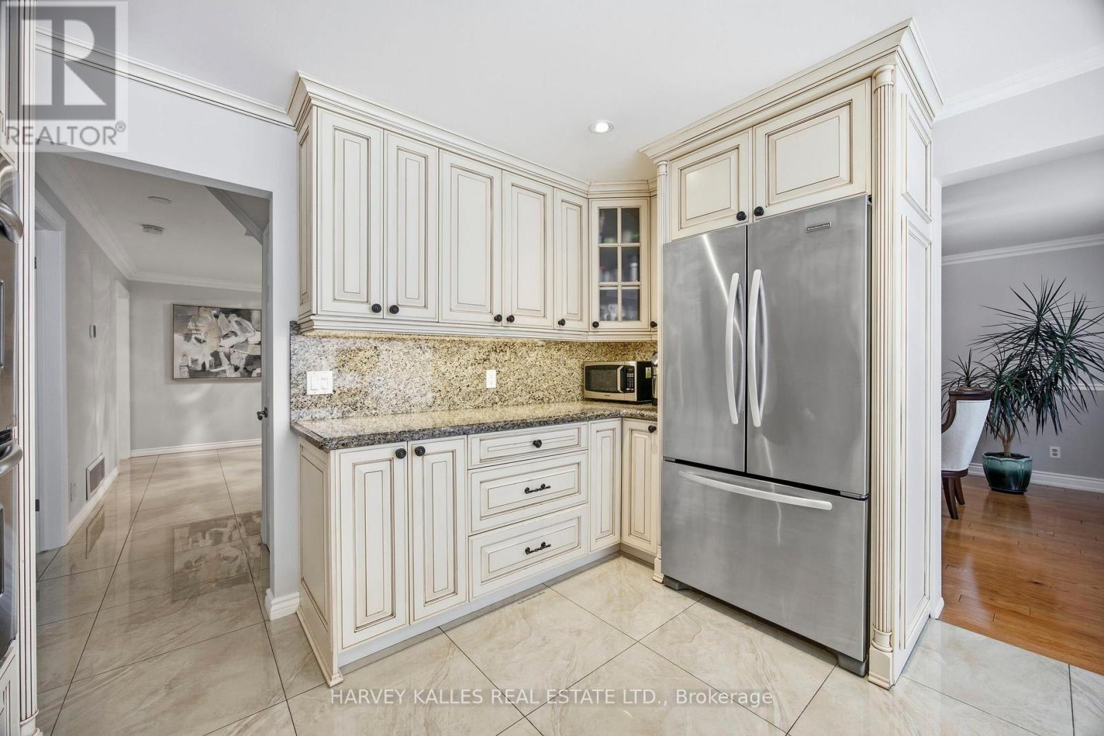 682 Willowbank Trail, Mississauga, Ontario  L4W 3L8 - Photo 13 - W12815034