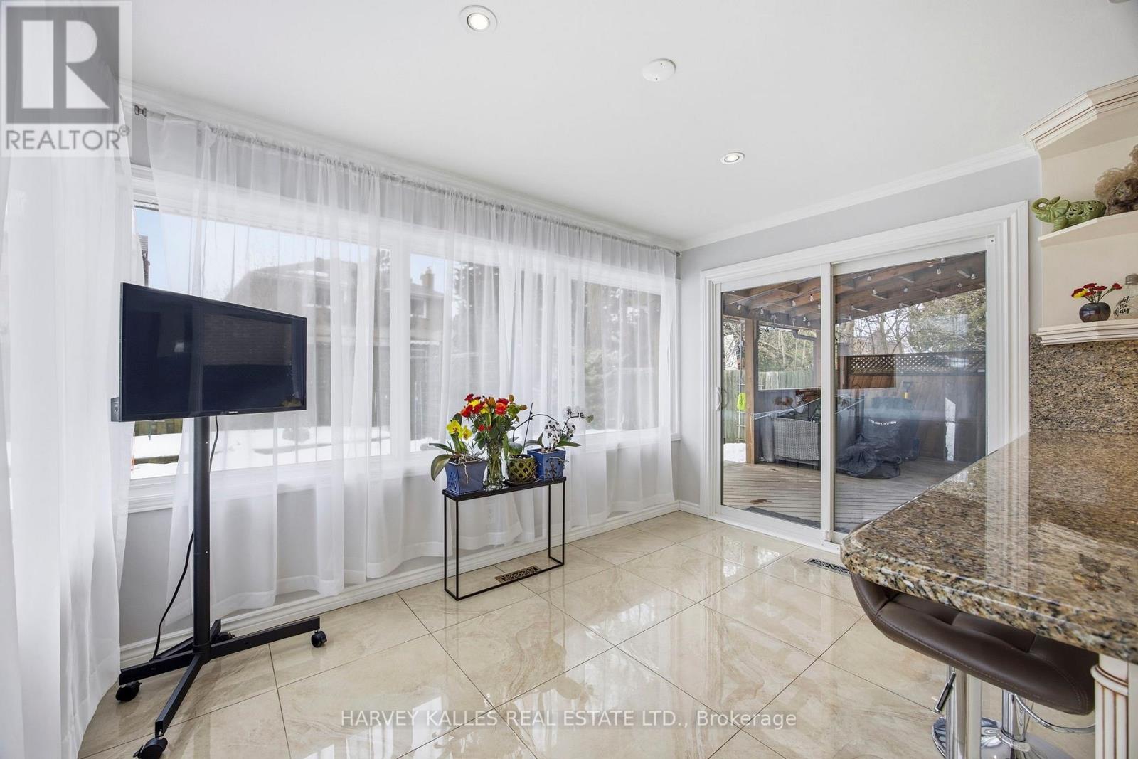 682 Willowbank Trail, Mississauga, Ontario  L4W 3L8 - Photo 14 - W12815034