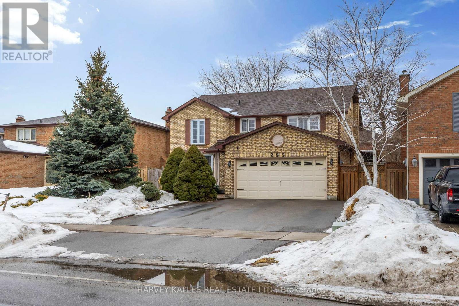 682 Willowbank Trail, Mississauga, Ontario  L4W 3L8 - Photo 2 - W12815034