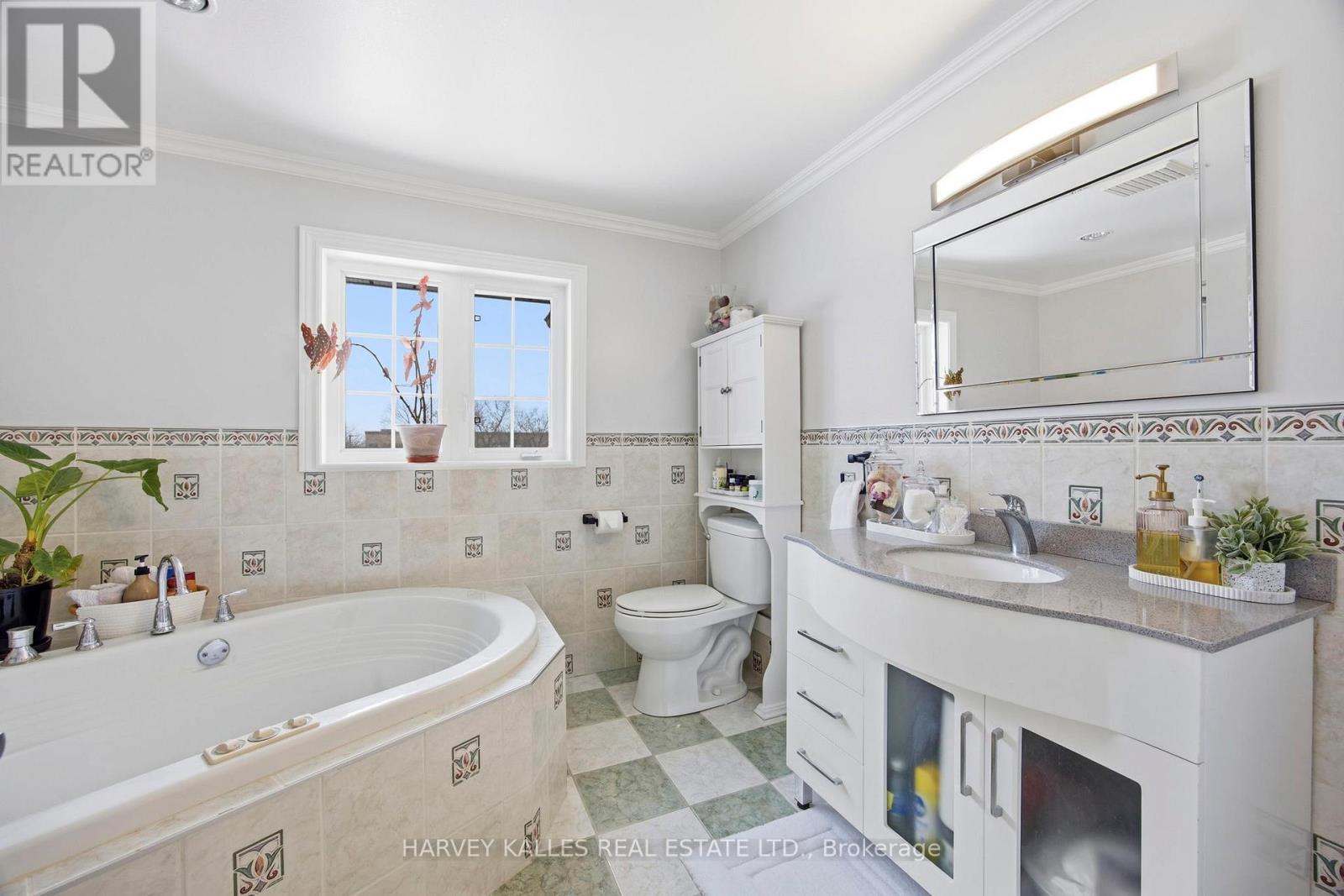 682 Willowbank Trail, Mississauga, Ontario  L4W 3L8 - Photo 24 - W12815034