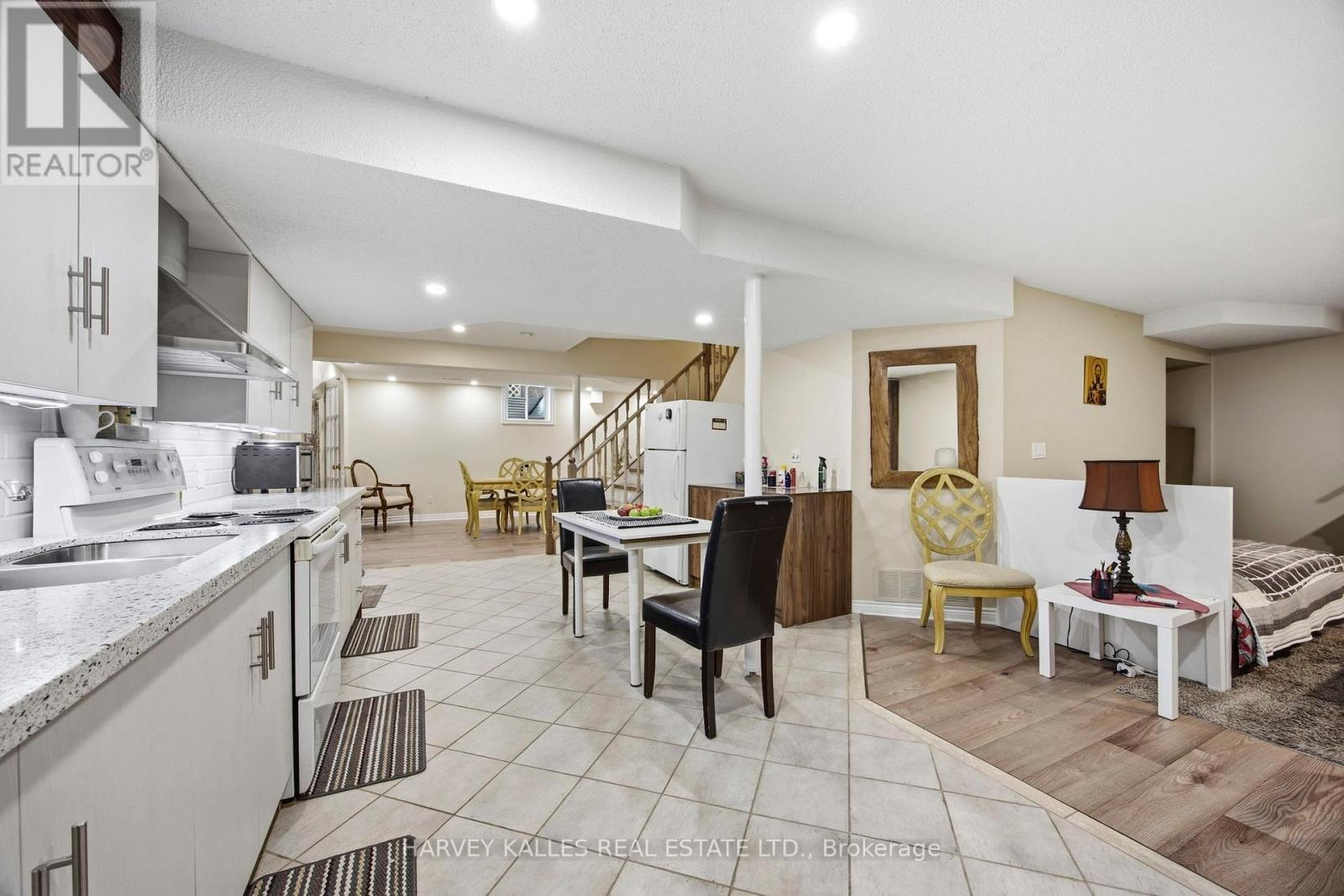 682 Willowbank Trail, Mississauga, Ontario  L4W 3L8 - Photo 35 - W12815034