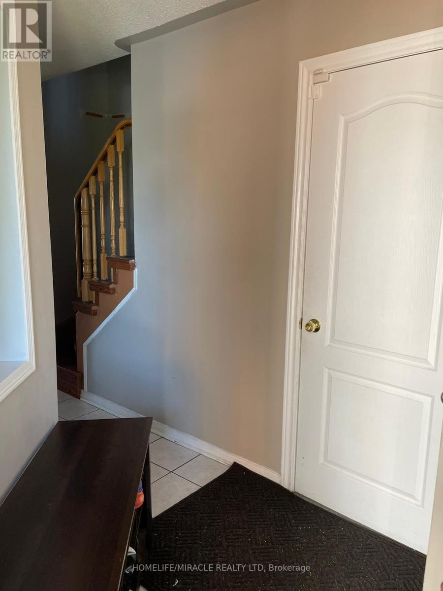 Upper - 173 Willow Park Drive, Brampton, Ontario  L6R 2N1 - Photo 4 - W12815058