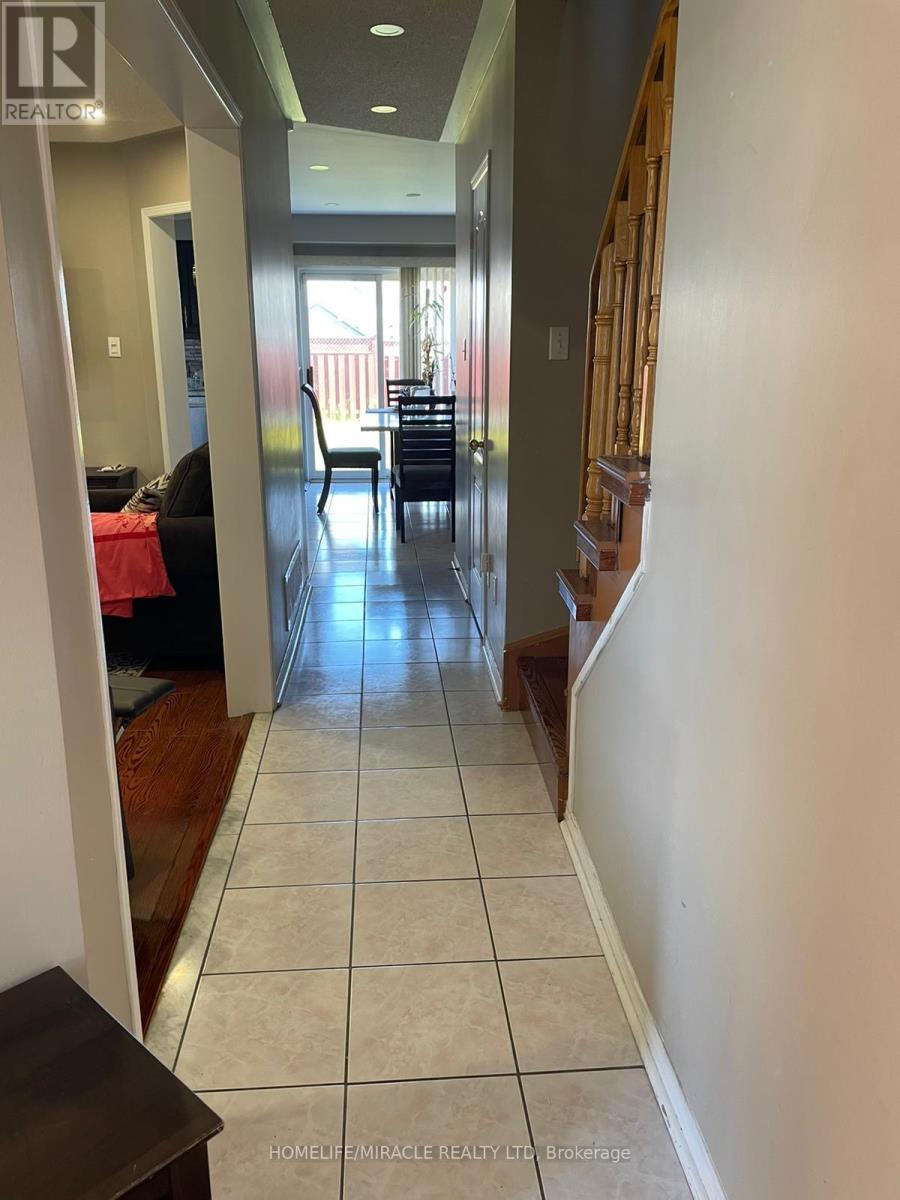 Upper - 173 Willow Park Drive, Brampton, Ontario  L6R 2N1 - Photo 5 - W12815058