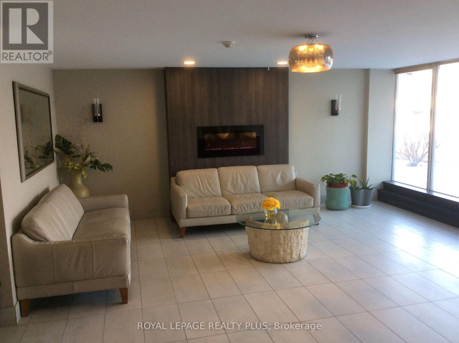 207 - 1100 Caven Street, Mississauga, Ontario  L5G 4N3 - Photo 2 - W12815072