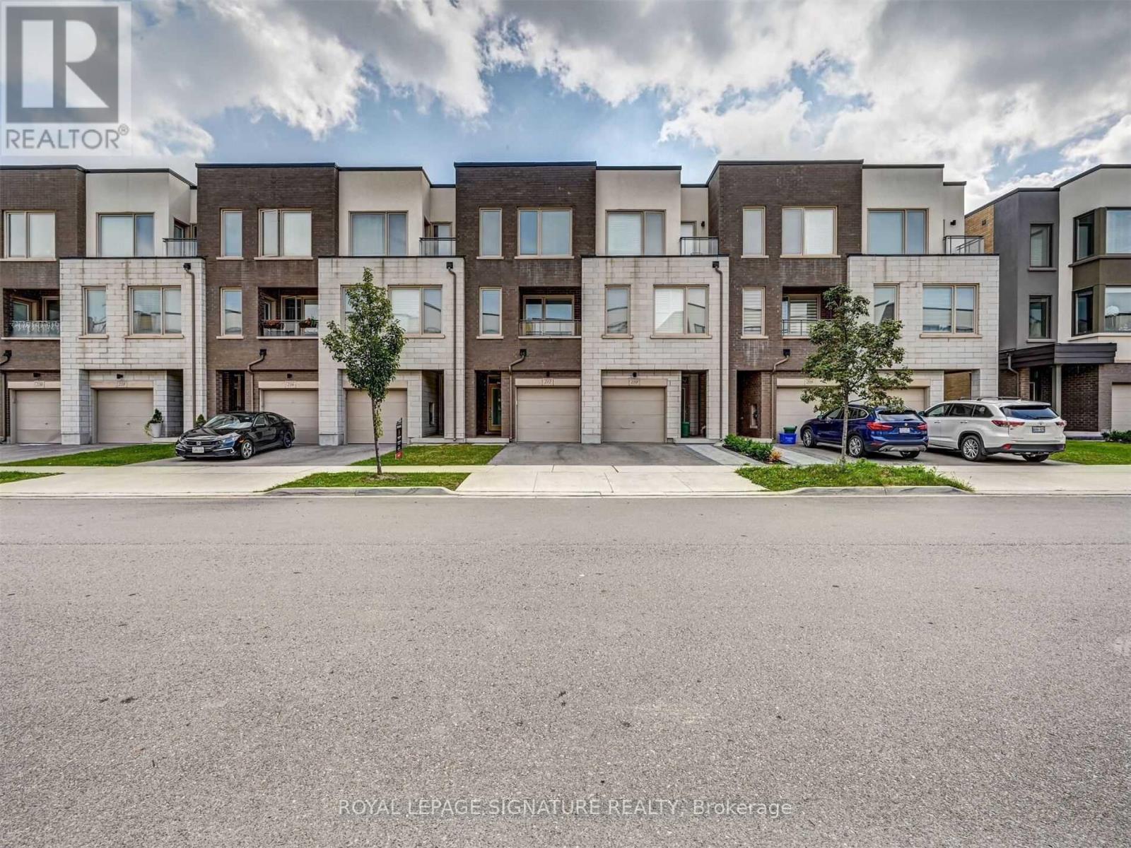 212 HUGUENOT ROAD, Oakville, Ontario