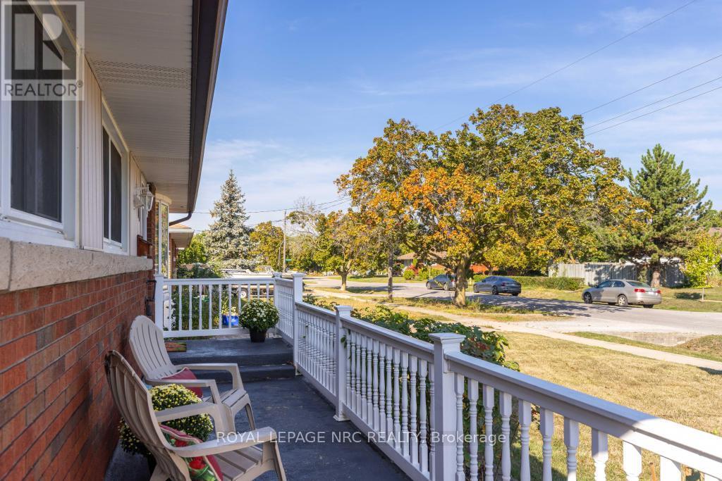 10 Ridgeview Avenue, St. Catharines, Ontario  L2M 6B3 - Photo 3 - X12814982