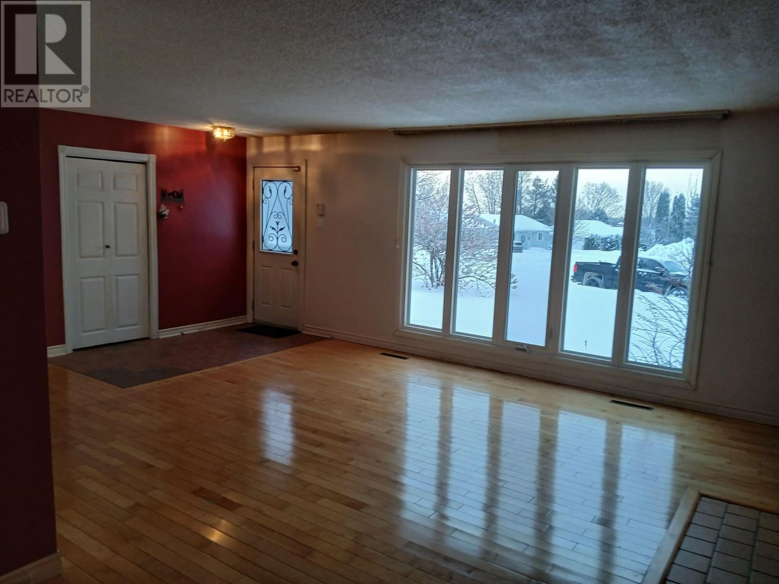 21 Bracken Pl, Elliot Lake, Ontario  P5A 1L5 - Photo 4 - SM260259