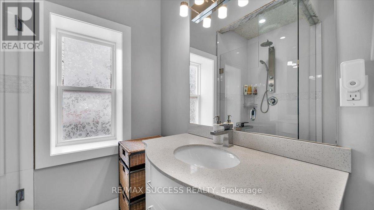 30 Maple Ave N Avenue, Mississauga, Ontario  L5H 2S1 - Photo 13 - W12815216