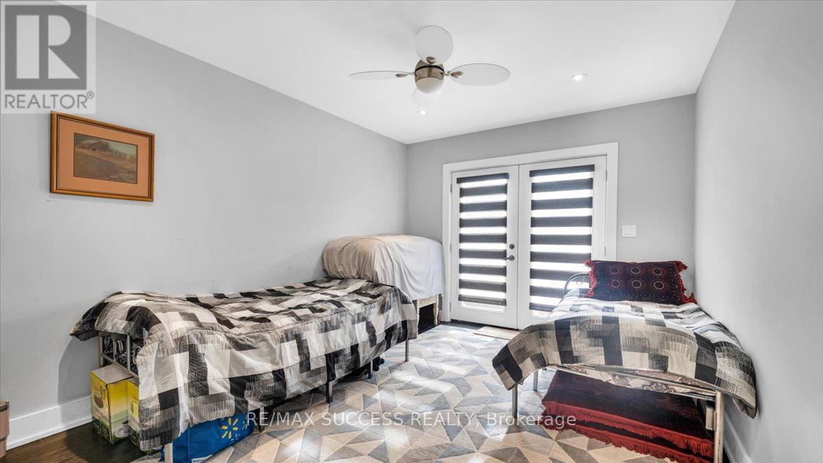 30 Maple Ave N Avenue, Mississauga, Ontario  L5H 2S1 - Photo 21 - W12815216