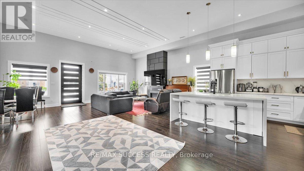 30 Maple Ave N Avenue, Mississauga, Ontario  L5H 2S1 - Photo 7 - W12815216