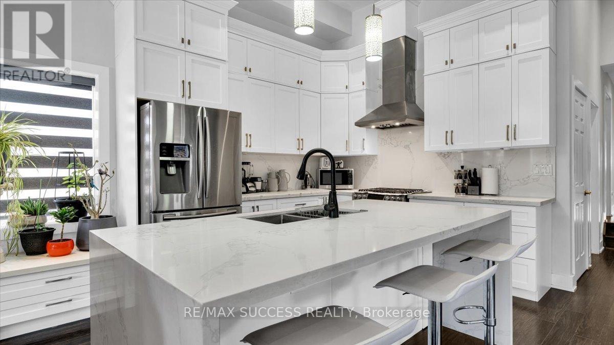 30 Maple Ave N Avenue, Mississauga, Ontario  L5H 2S1 - Photo 8 - W12815216