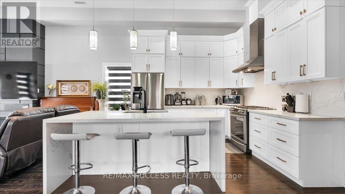 30 Maple Ave N Avenue, Mississauga, Ontario  L5H 2S1 - Photo 9 - W12815216