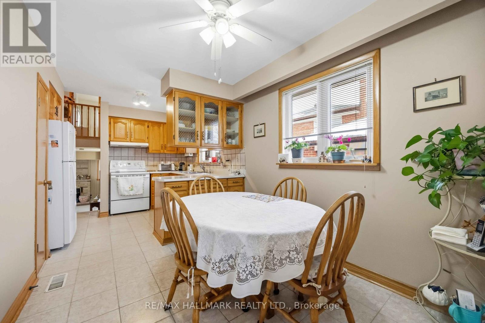 47 Paulvale Crescent, Toronto, Ontario  M3J 1K4 - Photo 7 - W12815240