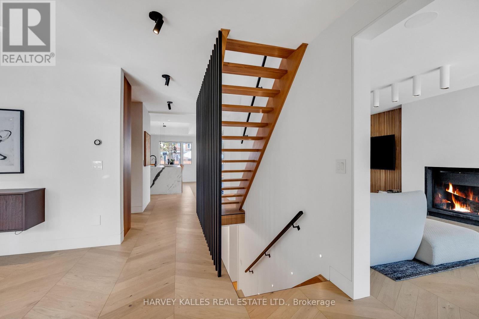 4 Belvedere Boulevard, Toronto, Ontario  M8X 1K1 - Photo 5 - W12815244