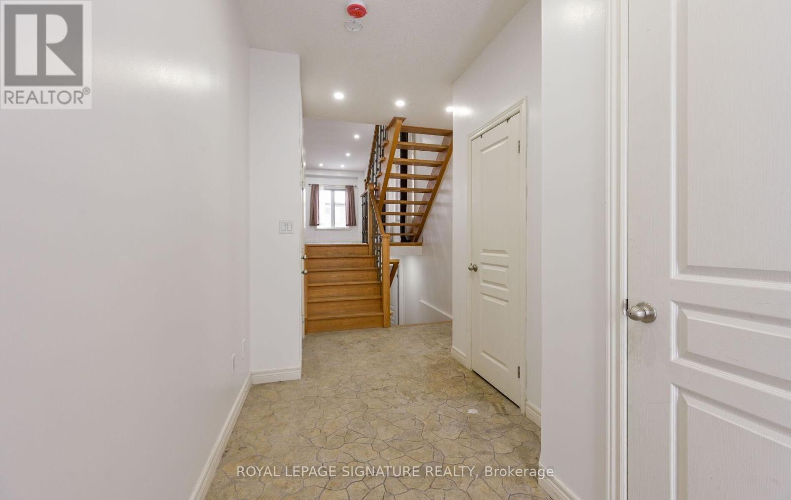 Upper Level B - 96 Highgate Drive, Hamilton, Ontario  L8J 0C2 - Photo 5 - X12815274