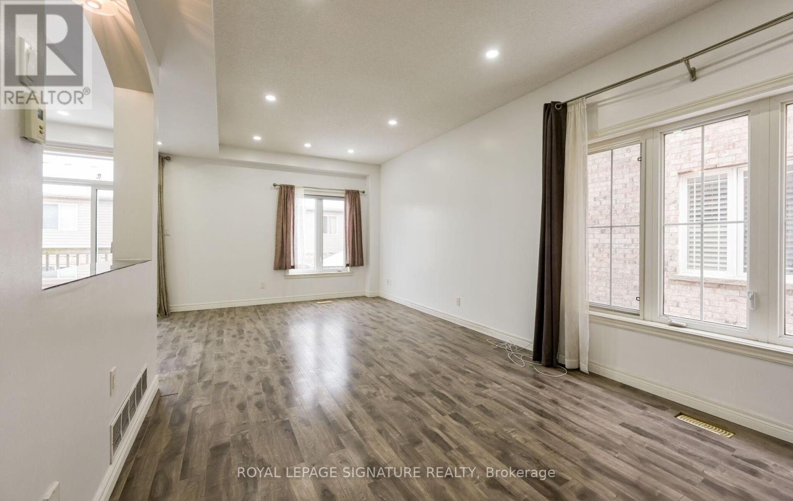 Upper Level B - 96 Highgate Drive, Hamilton, Ontario  L8J 0C2 - Photo 9 - X12815274