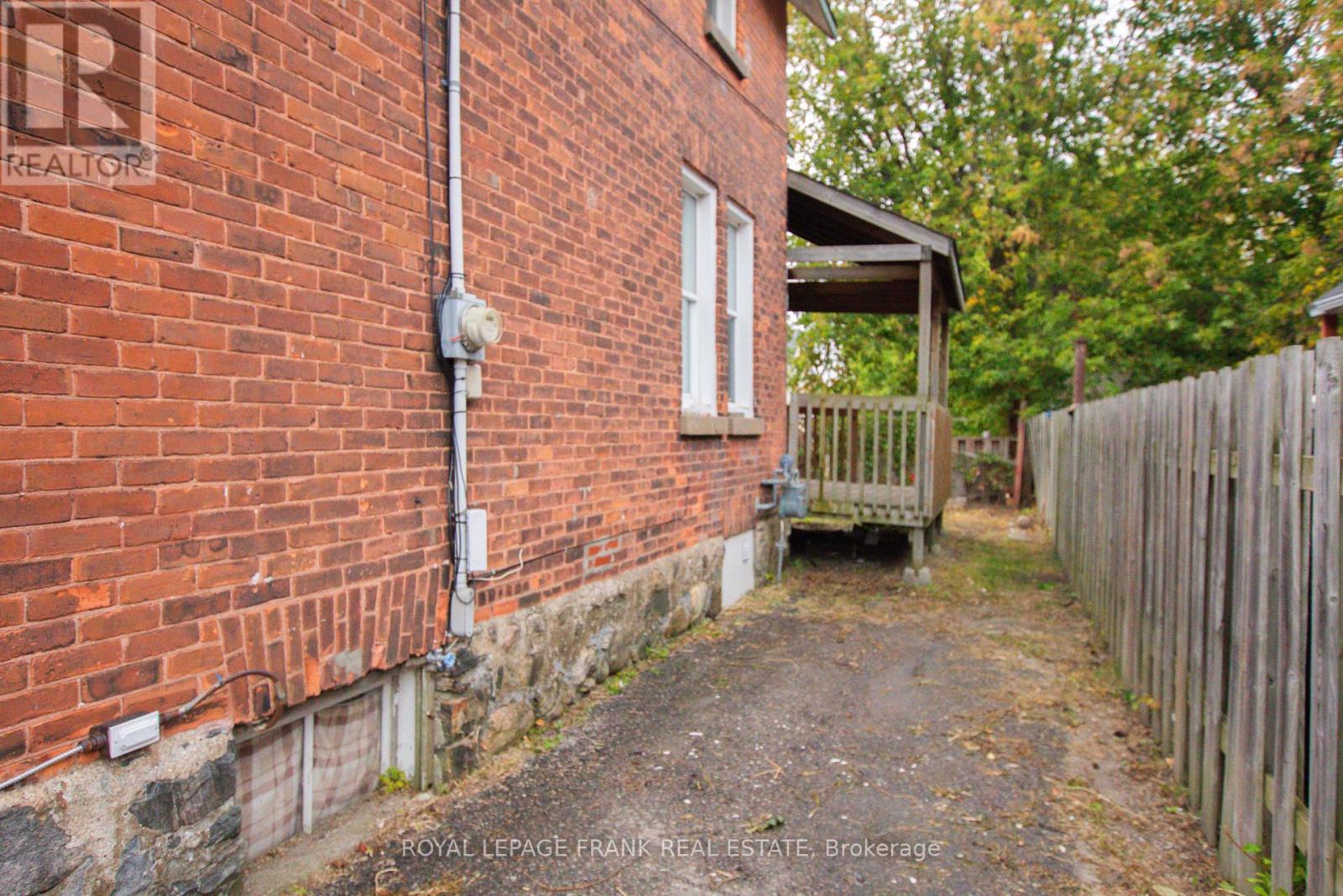 340 Regina Street, North Bay, Ontario  P1B 2J8 - Photo 2 - X12437449