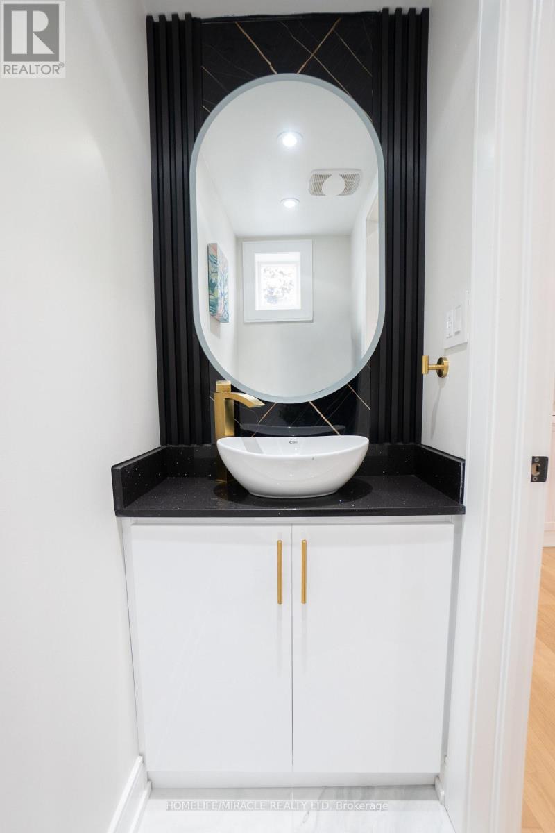 12 Thyra Avenue, Toronto, Ontario  M4C 5G5 - Photo 10 - E12810156