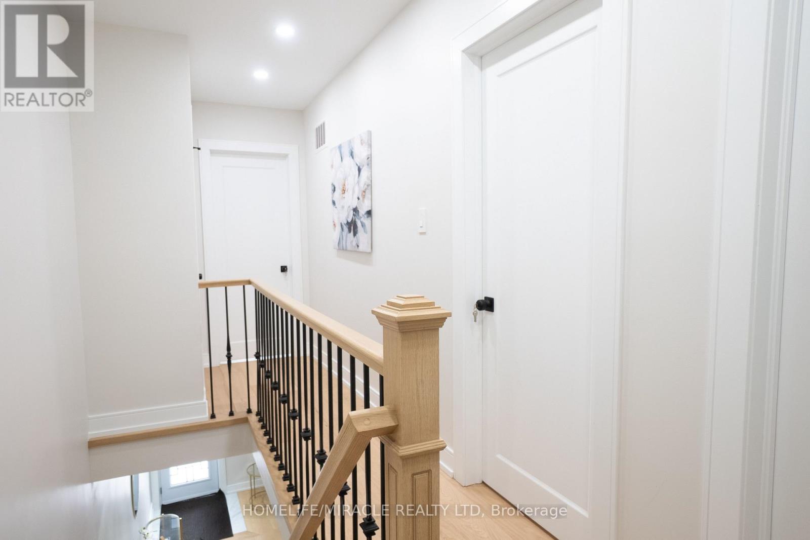 12 Thyra Avenue, Toronto, Ontario  M4C 5G5 - Photo 13 - E12810156