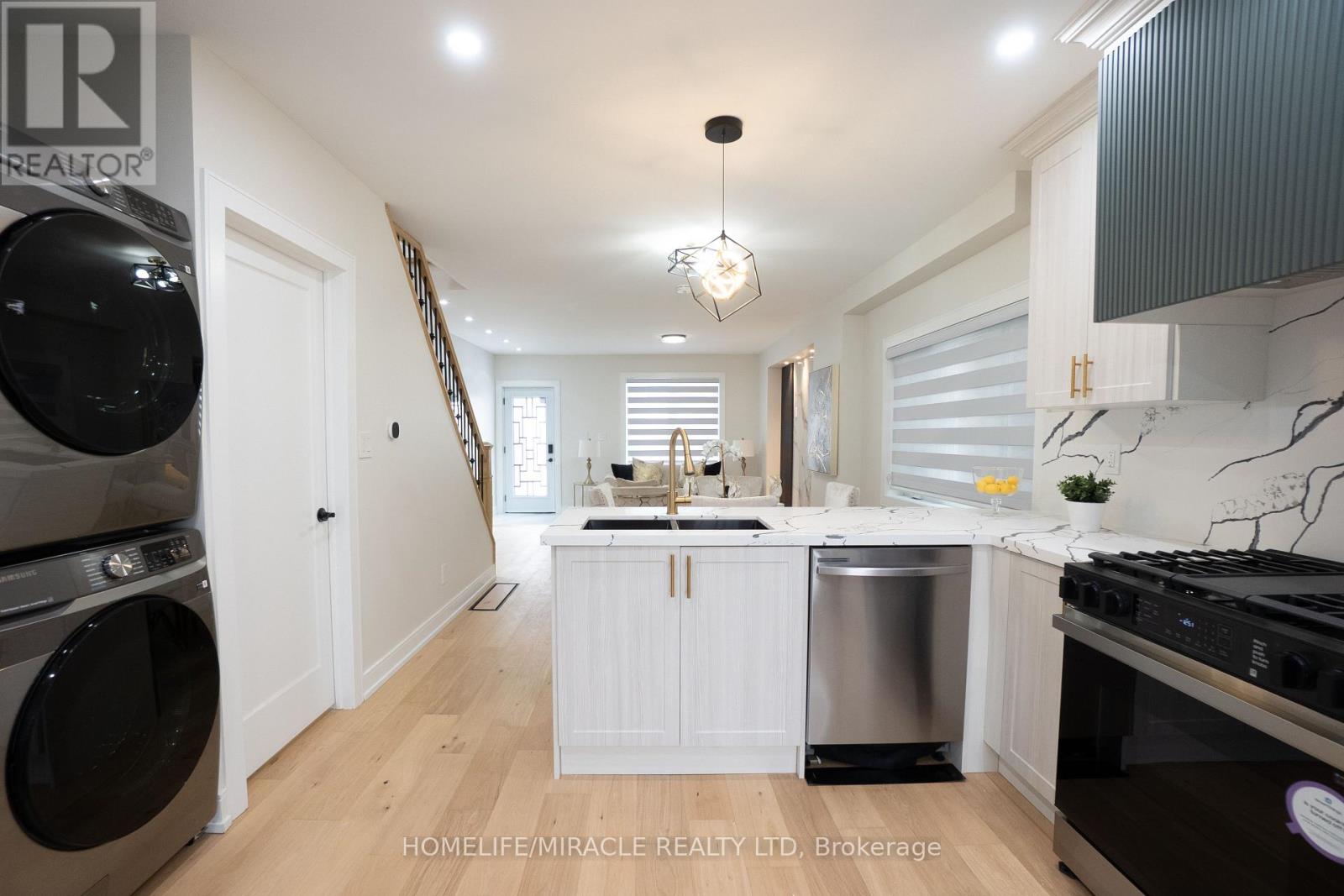 12 Thyra Avenue, Toronto, Ontario  M4C 5G5 - Photo 9 - E12810156