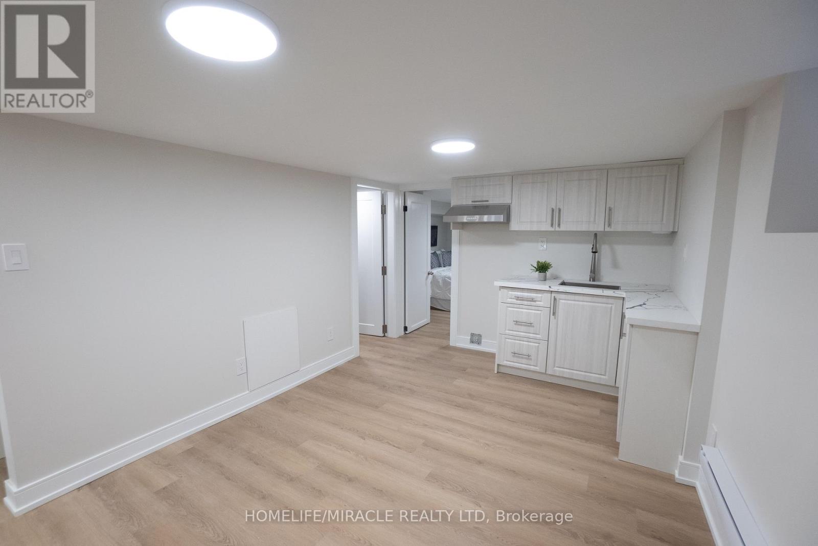 12 Thyra Avenue, Toronto, Ontario  M4C 5G5 - Photo 34 - E12810156