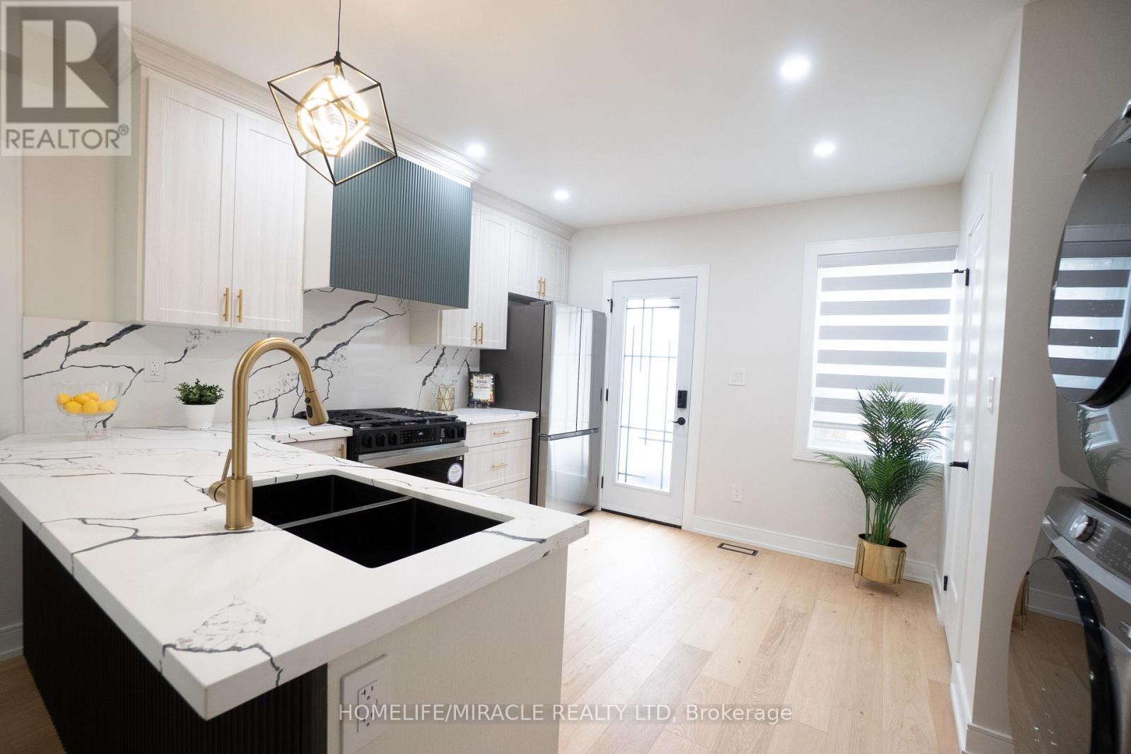 12 Thyra Avenue, Toronto, Ontario  M4C 5G5 - Photo 7 - E12810156