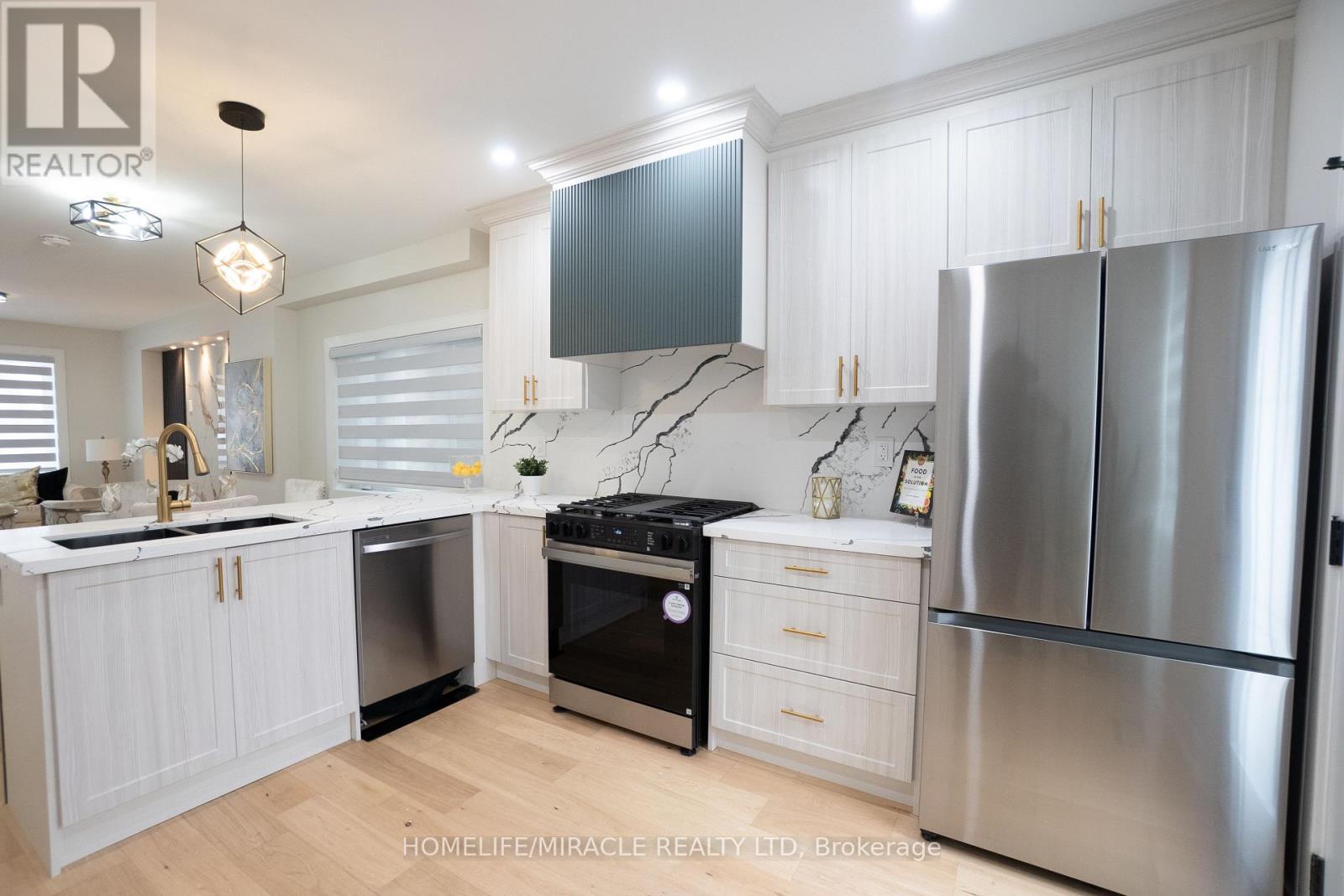 12 Thyra Avenue, Toronto, Ontario  M4C 5G5 - Photo 8 - E12810156