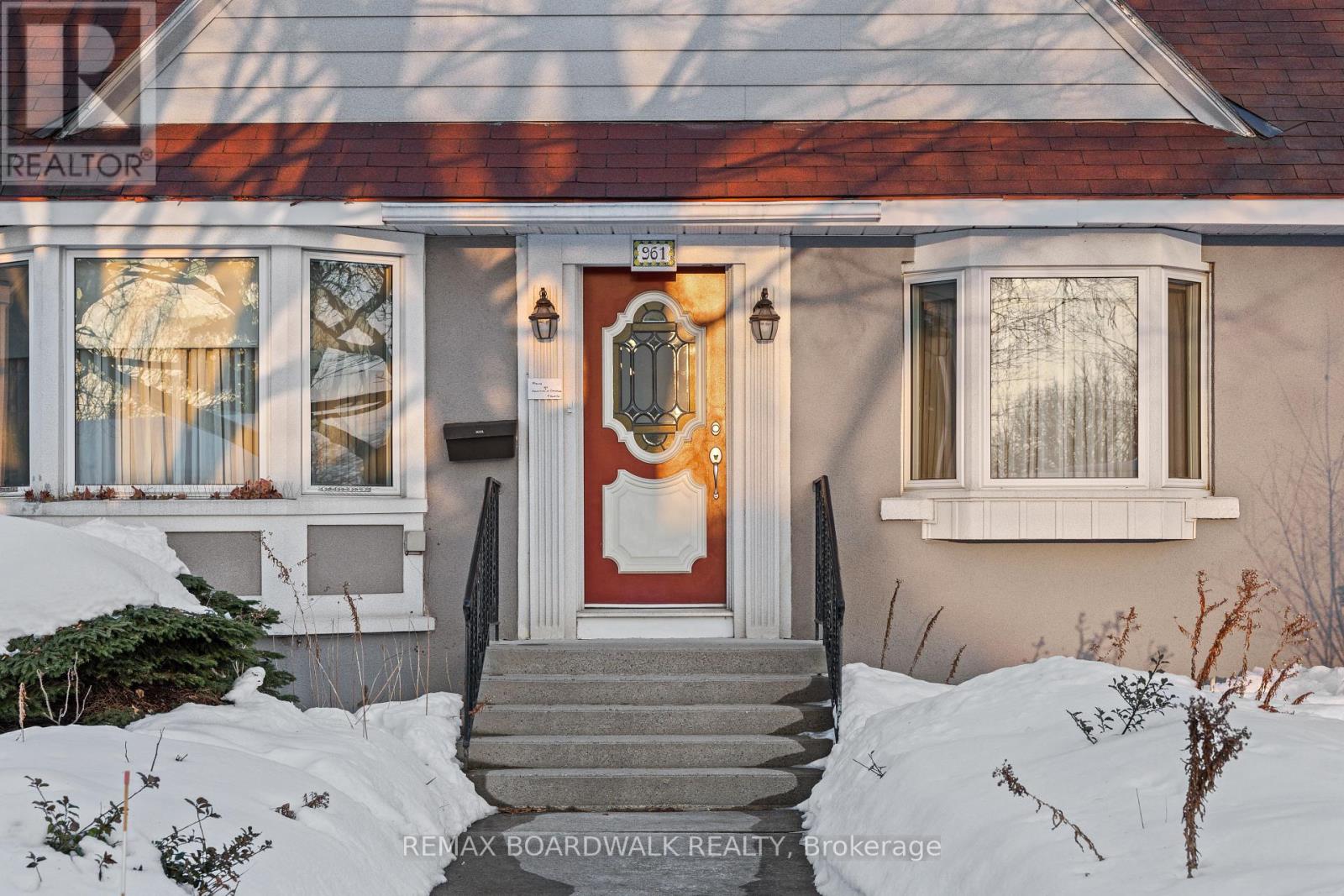 961 Kingsmere Avenue, Ottawa, Ontario  K2A 3K3 - Photo 2 - X12815582