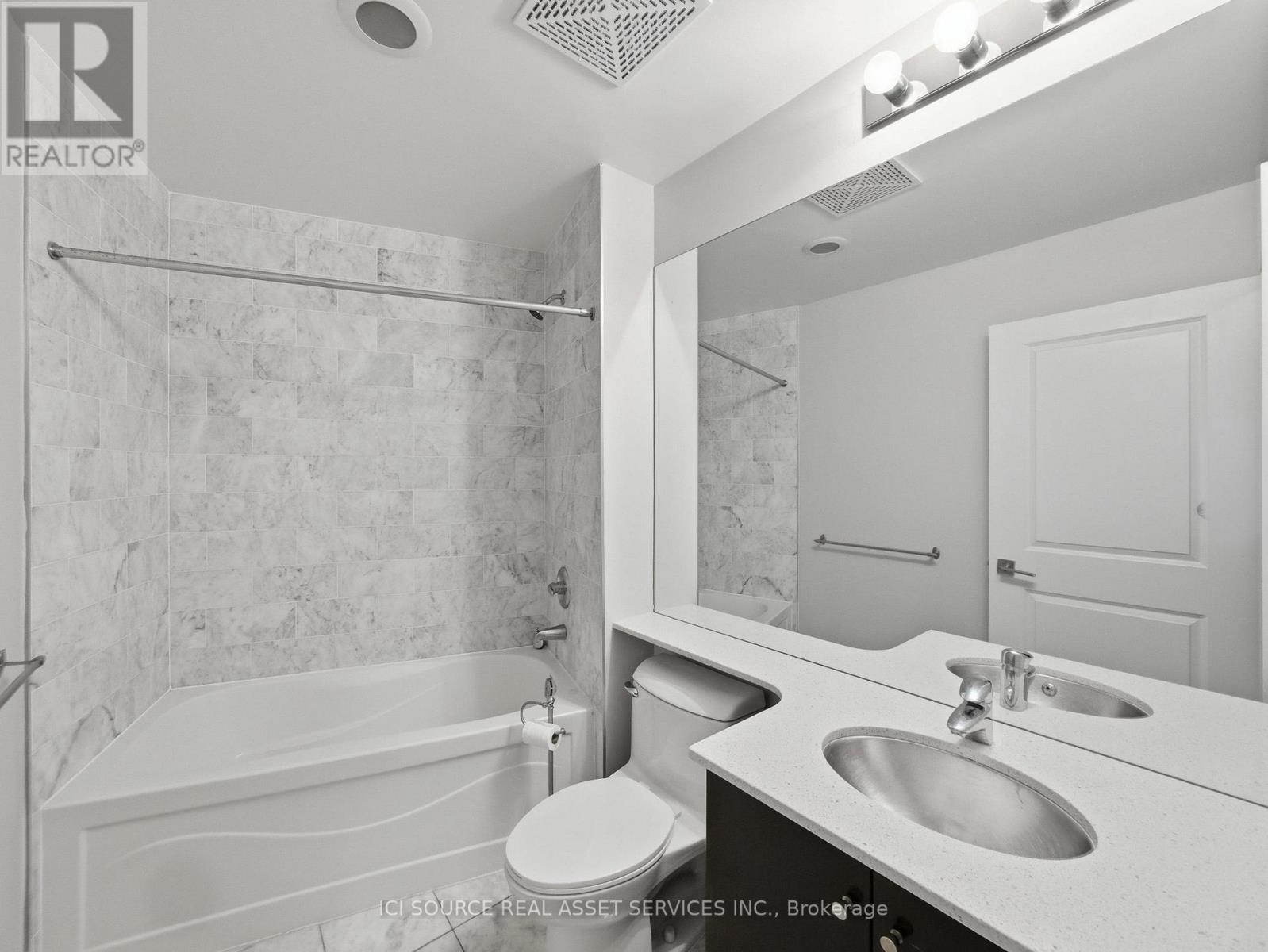 1701 - 1 Scott Street, Toronto (Waterfront Communities), Ontario  M5E 1A1 - Photo 3 - C12815568