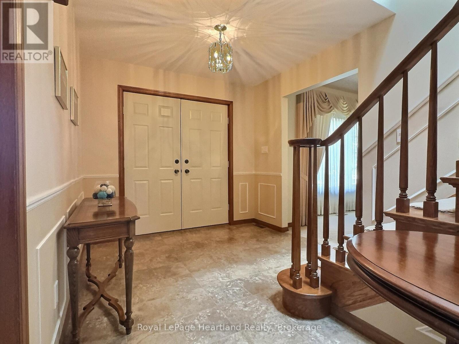 15 Kingscourt Crescent, South Huron, Ontario  N0M 1S1 - Photo 9 - X12317257