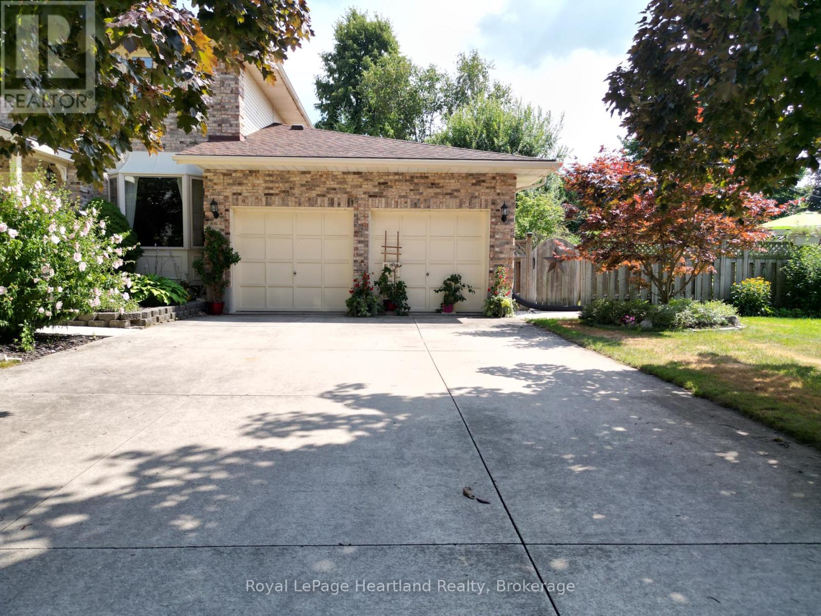 15 Kingscourt Crescent, South Huron, Ontario  N0M 1S1 - Photo 4 - X12317257