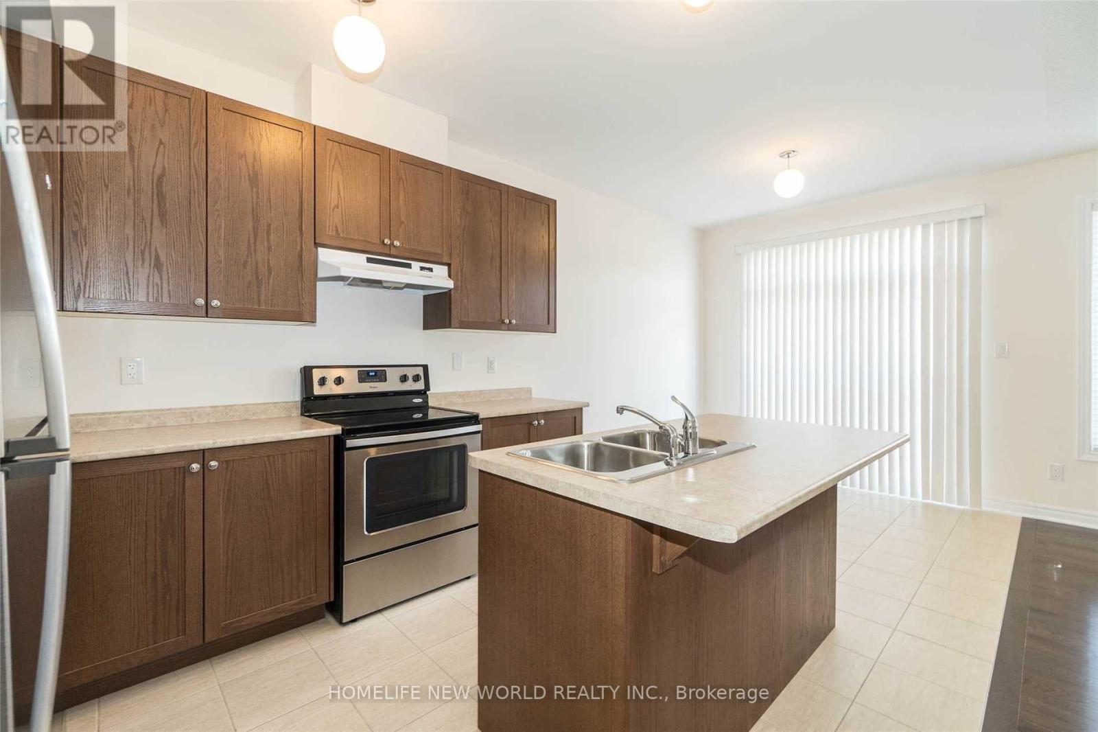 7 Cherna Avenue, Markham (Berczy), Ontario  L6C 0X5 - Photo 3 - N12815564