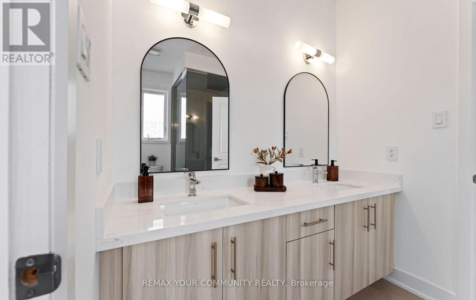 10 Kent Matthew Street, Richmond Hill (Oak Ridges), Ontario  L4E 1C9 - Photo 32 - N12815586