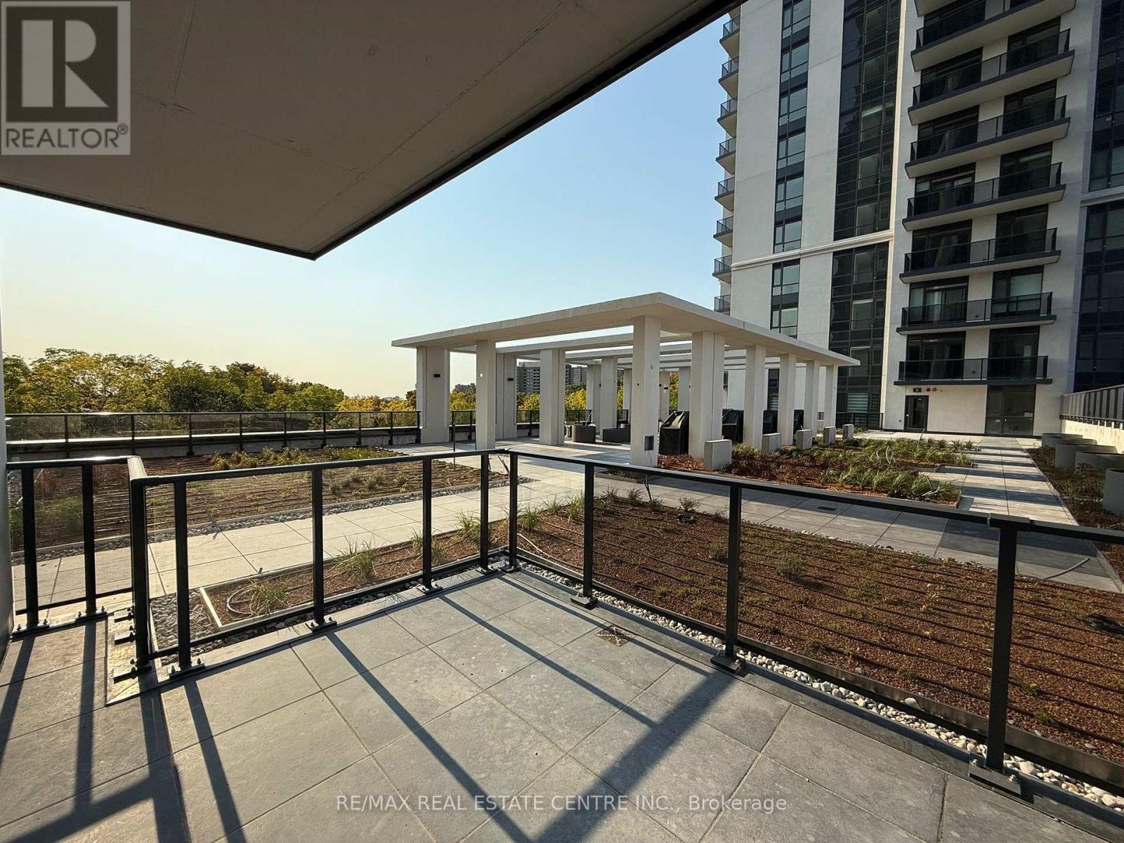 403 - 204 Burnhamthorpe Road E, Mississauga, Ontario  L5A 4L4 - Photo 2 - W12815396