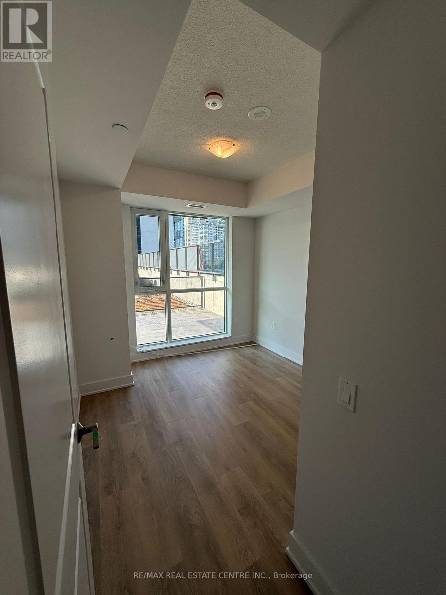 403 - 204 Burnhamthorpe Road E, Mississauga, Ontario  L5A 4L4 - Photo 7 - W12815396