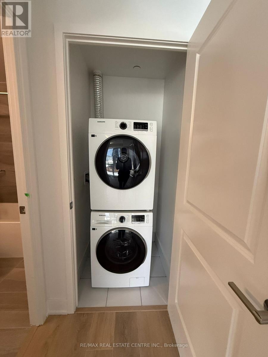 403 - 204 Burnhamthorpe Road E, Mississauga, Ontario  L5A 4L4 - Photo 8 - W12815396